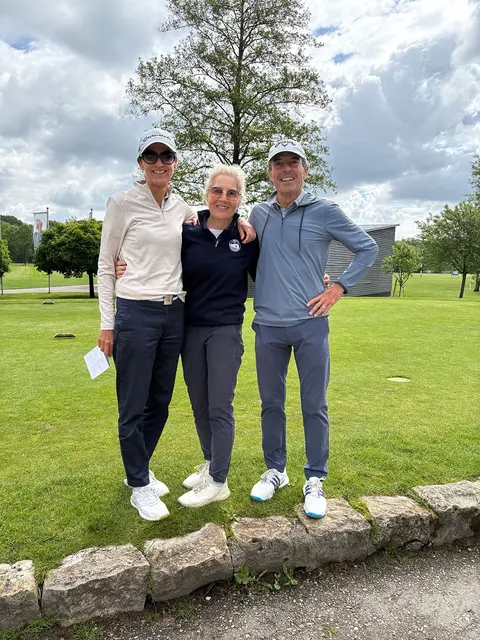 Siegerflight: v. l. n. r. Bruttosiegerin und Longest Drive-Gewinnerin Jutta Schippan, Sabine Müller und Nettosieger A, Roland Hagenbucher