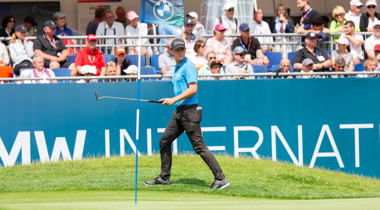 24-jähriger Neuseeländer Daniel Hillier (-9) geht als Führender ins Wochenende