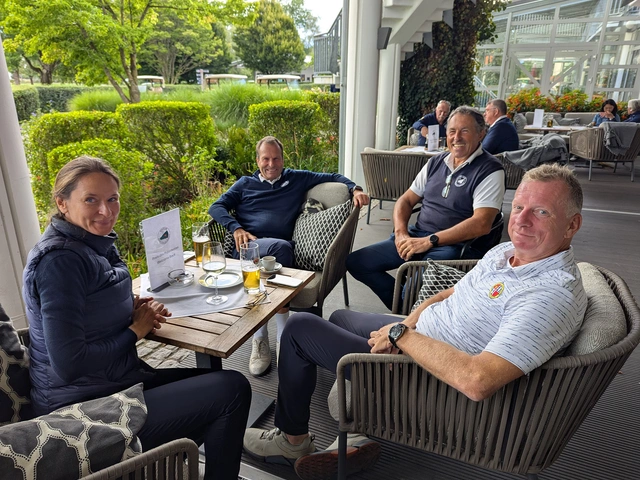 Herrlich: chillen auf der Terrasse nach der 18-Loch-Runde. Hier Laura Schütte, Geschäftsführer Wolfgang Michel, Reiner Müller und Dr. Thomas Schlick, Vize-Präsident des GC Kronberg.