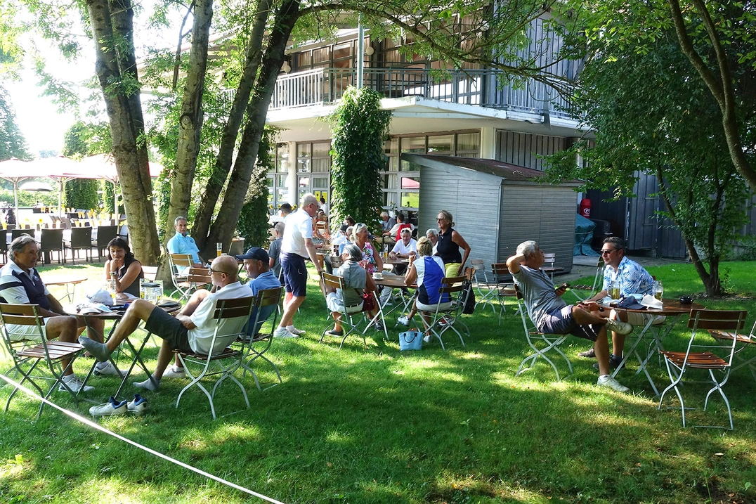 Herrlicher Biergarten-Schatten vor dem Clubhaus