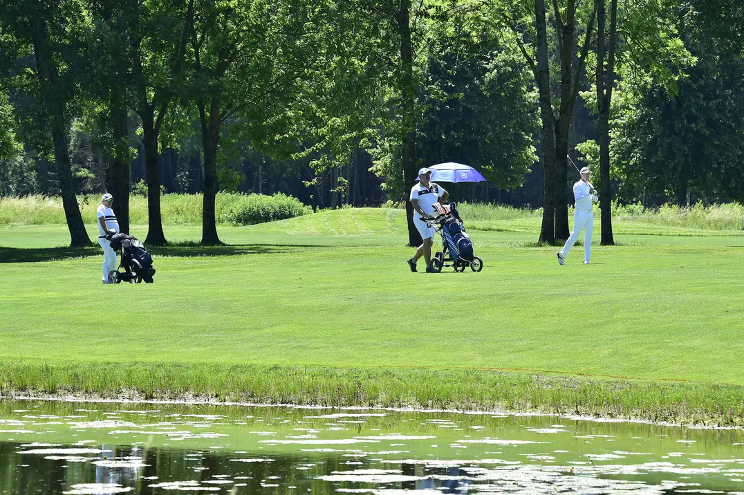Unser Golfplatz bietet viele "Auslaufmöglichkeiten": Abstand halten sollte auch im 3er oder 4er Flight problemlos möglich sein.