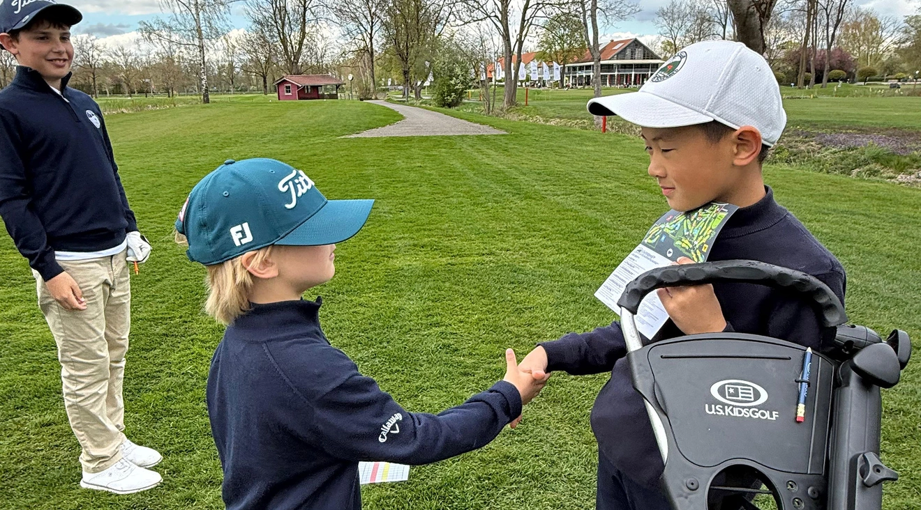 Handshake-Foto Jugendliche
