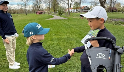 Handshake-Foto Jugendliche