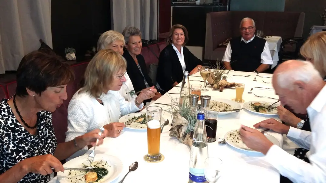 Zum Mittagessen gab es passend zum Schwarz-Weiß-Motto Basmati-Reis mit Wildreis und Zander, als Nachtisch Mousse au chocolat mit Vanillesoße.