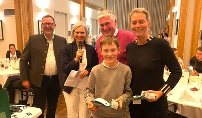 Logo Bester Familienflight wurde Familie Fritz mit Vater Dr. Martin, Mama Dr. Ines und Sohn Constantin – beglückwünscht von Präsident Karl-Friedrich Löschhorn, links, und der Beiratsvorsitzenden Eva Rot