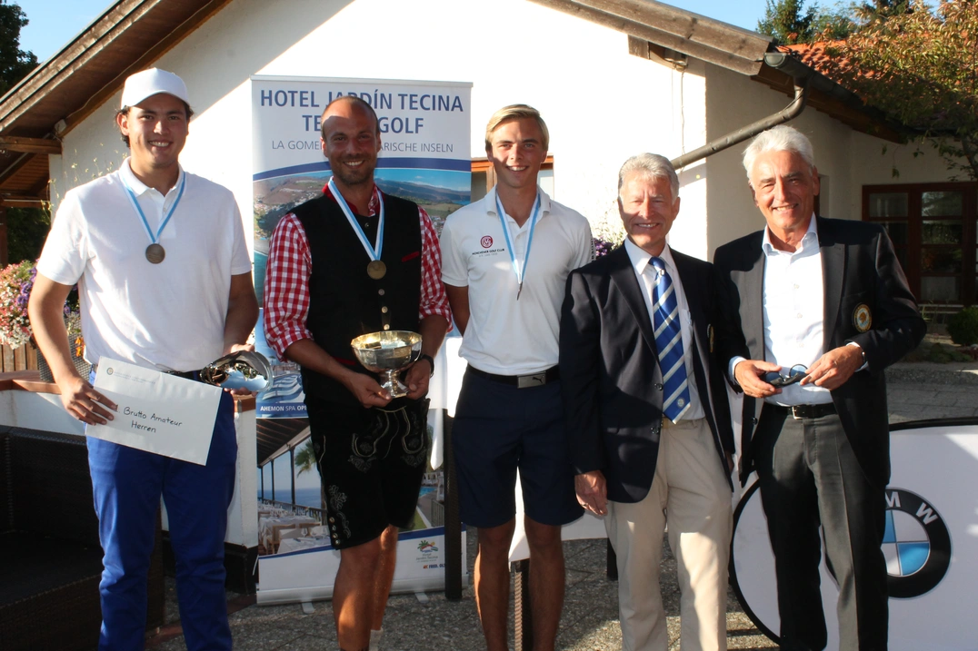 Passend zum Oktoberfest nahm Sebastian Buhl in Lederhosen Medaille und Pokal entgegen; rechts BGV-Präsident Arno Malte Uhlig.