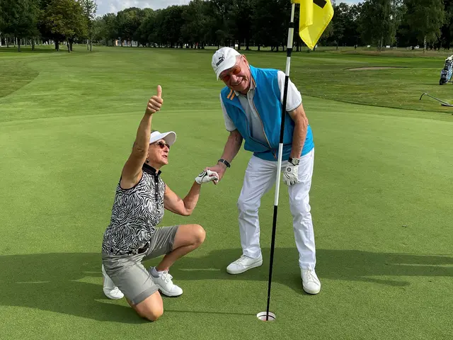 Furioser Auftakt eines wunderbaren Fests zu seinem 95. Geburtstag: Werner Rygol gelang an der A1 ein Birdie aus 95 Metern! Seine Scramble-Partnerin Sophie Jäger war außer sich vor Freude!