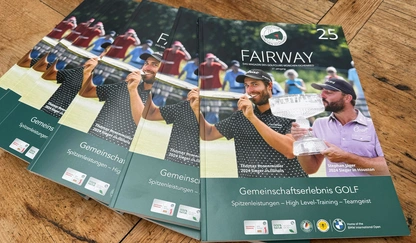 Logo Mehrere Fairway Magazine liegen aufgefächert auf Tischplatte