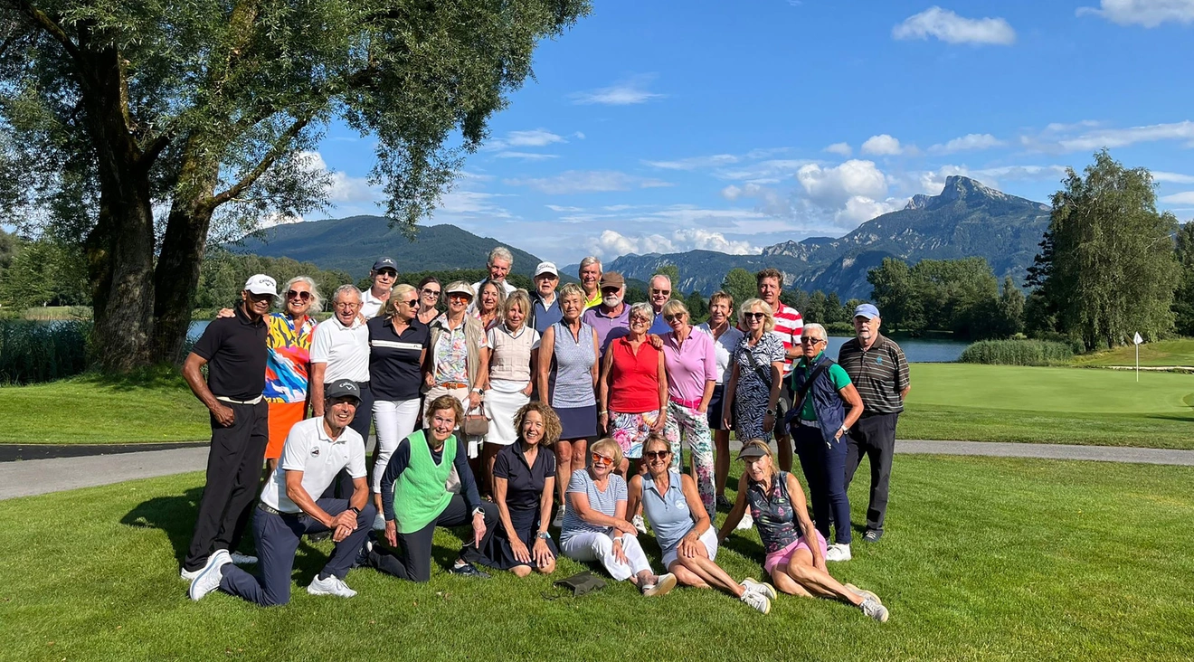 Fast alle Teilnehmerinnen und Teilnehmer der Eichenrieder Senioren 50plus-Golfreise versammelten sich zum Gruppenbild im GC Berchtesgadener Land.