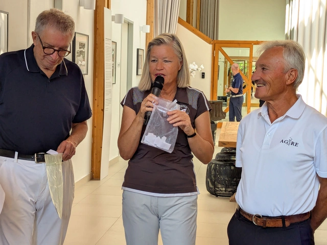 Heidi Rauch und ihr Ehemann Michael Konitzer losten die Paare zusammen, tatkräftig unterstützt von Enrico Belleggia, rechts.
