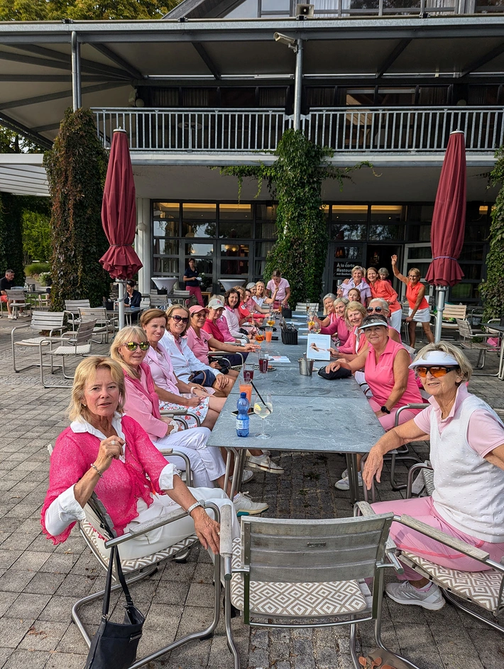 Ladies-Chillen am langen Tisch auf der Terrasse