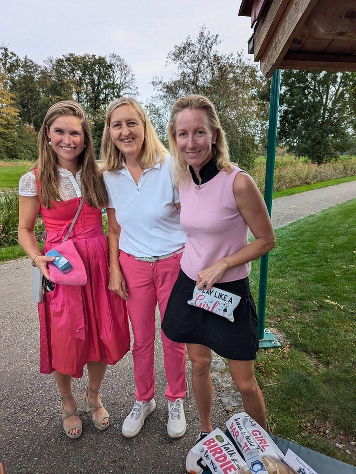 Ladies Captain Karin Hoyler, Mitte, beglückwünschte die Siegerinnen Dr. Isabel Jensch, links (Brutto) und Dr. Isabella Goebel, rechts (Netto).