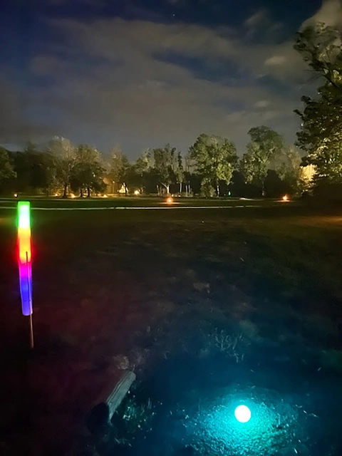 Der Kurzplatz war in psychedelisches Licht getaucht.