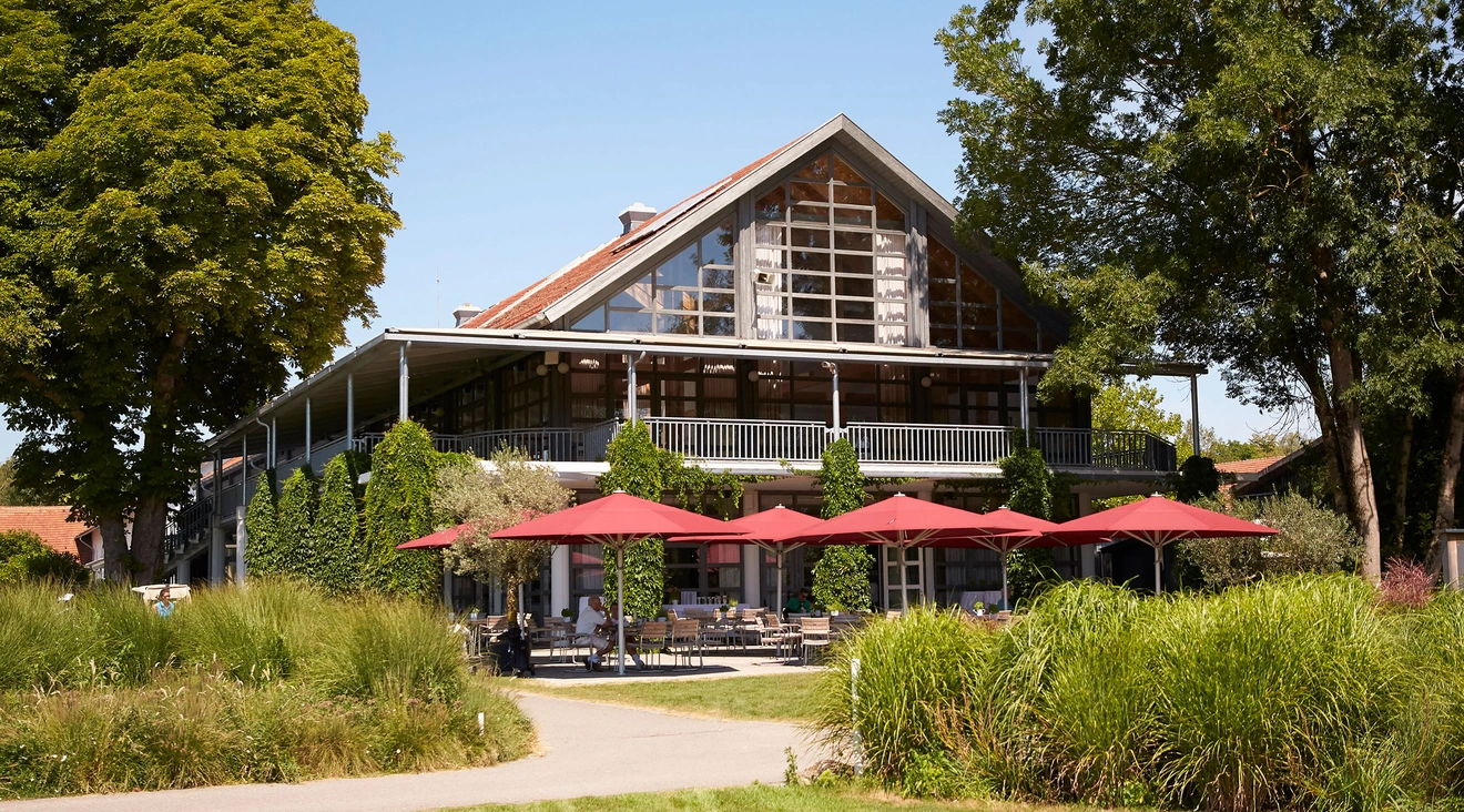 Clubhaus in Eichenried mit Restaurant-Terrasse