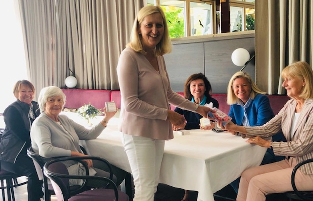 Ladies Captain Karin Hoyler überreichte noch vor dem Spiel allen Damen außergewöhnliche Duftseifen der thailändischen Naturkosmetikfirma IATITAI.