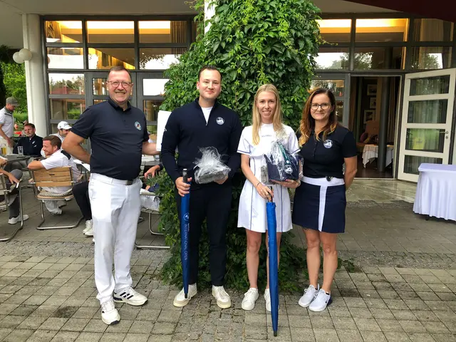 Präsident Karl-Friedrich Löschhorn und Sportsekretärin Mariola Palacz umrahmen die Bruttosieger Christian Deutscher und Julia Gerlach.