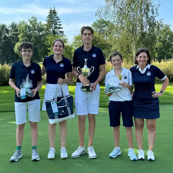 Sportbeirätin Vera Vaubel beglückwünscht die Jugend-Clubmeister 2024: v. r. n. l. Mini-Clubmeister Constantin Fritz, Jugend-Meister Luis Hoyler, Mädchen-Meisterin Elena Fricke und Nachwuchsspieler des