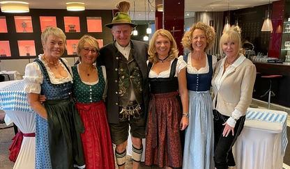 Logo Fesche Dirndln und Tracht inkl. Gamsbart beim Oktoberfest-Turnier der Senioren 50plus