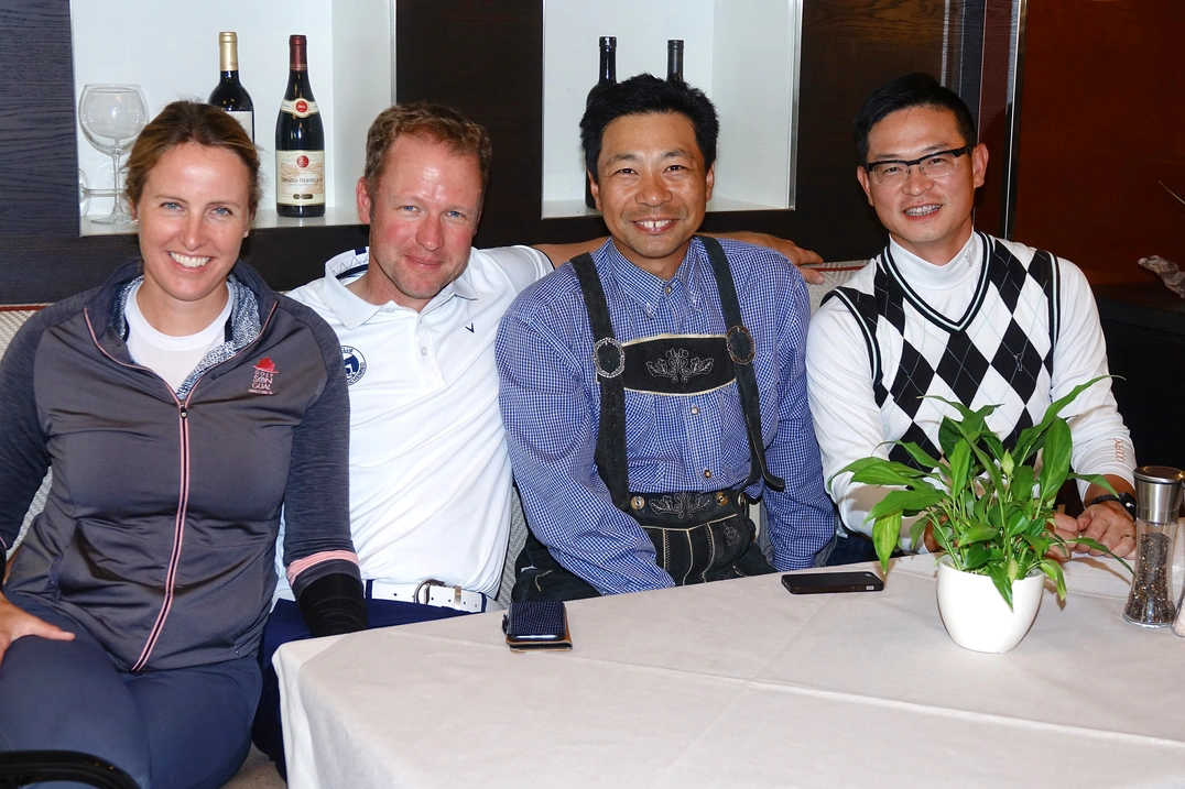 Kerstin Ivanovits und Herren-Mannschaftscaptain Alexander Koller, links, wurden Zweite im Brutto, Tim Zhu, stilecht in Lederhosen, mit Min Tang Fünfte.