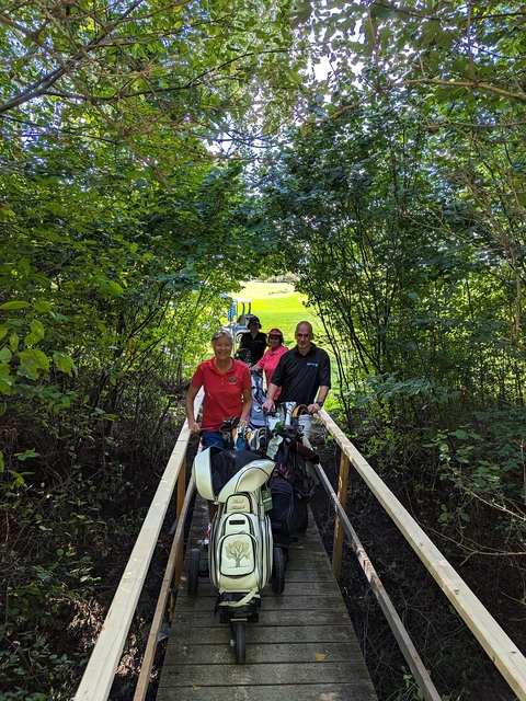 Über diese Brücke geht es zum jeweiligen Nachbarn – aber nur beim Turnier „Golf ohne Grenzen“!