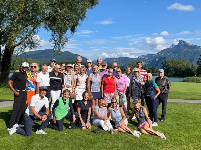 Fast alle Teilnehmerinnen und Teilnehmer der Eichenrieder Senioren 50plus-Golfreise versammelten sich zum Gruppenbild im GC Berchtesgadener Land.