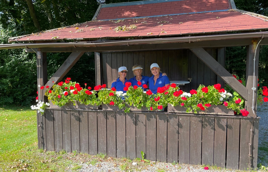 Verschnaufpause auf der Hütte im GC Riedhof: Linda Diermeier, Renate Rebholz und Evi Rath, v. l. n. r.