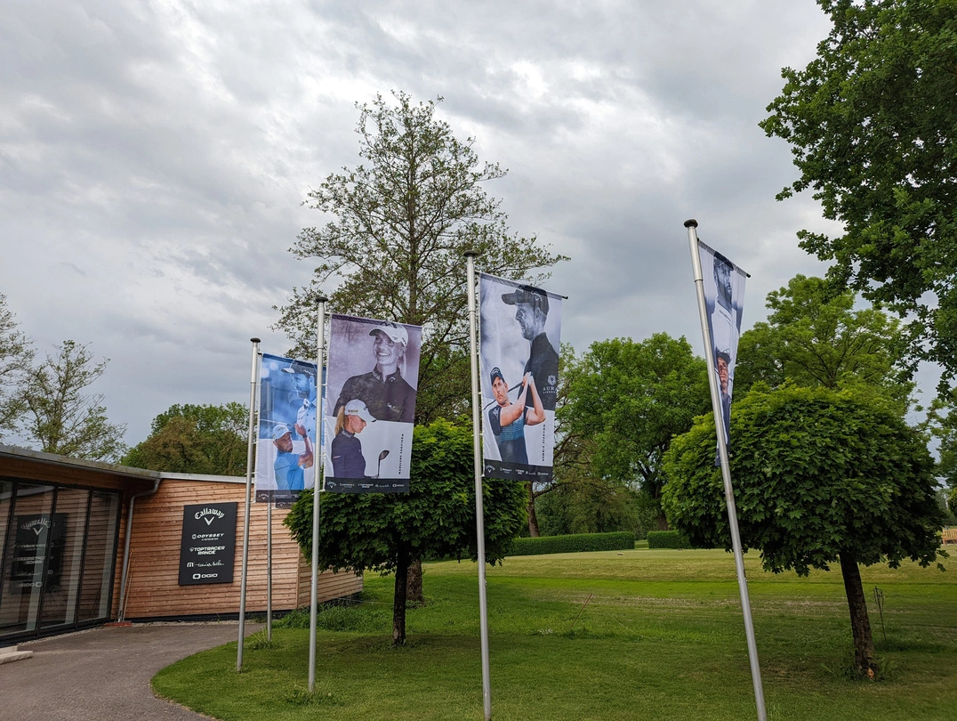 Die Callaway Top-Spieler auf den Fahnen weisen den Weg zum National Callaway Performance Center.