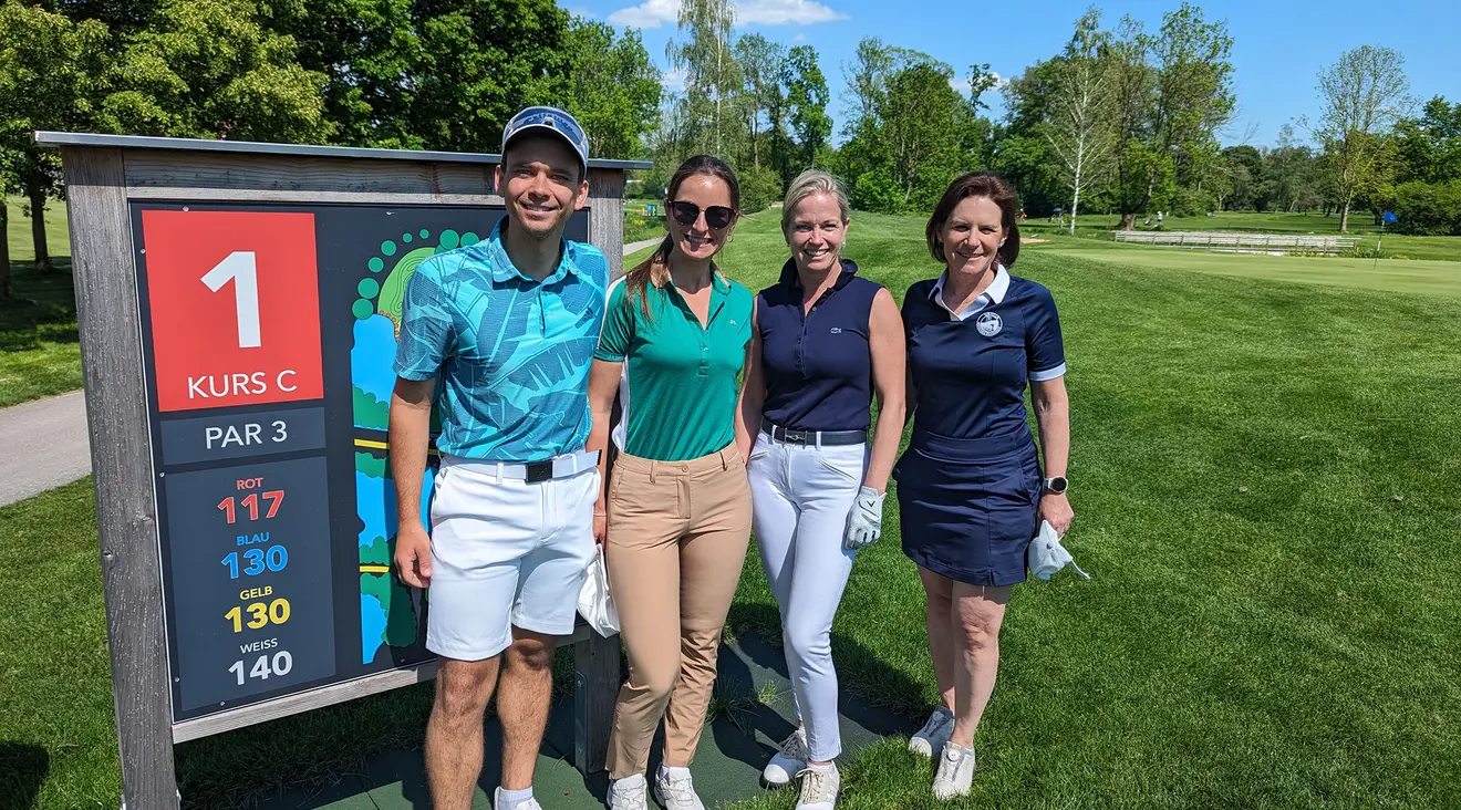 Start an der C1 für Sportbeirätin Vera Vaubel, rechts, mit den Neumitgliedern, v. l . n. r., Dr. Florian Utz, Johanna Heigl und Dr. Eva Nase, Jugendreferentin im Iphitos-Tennisclub