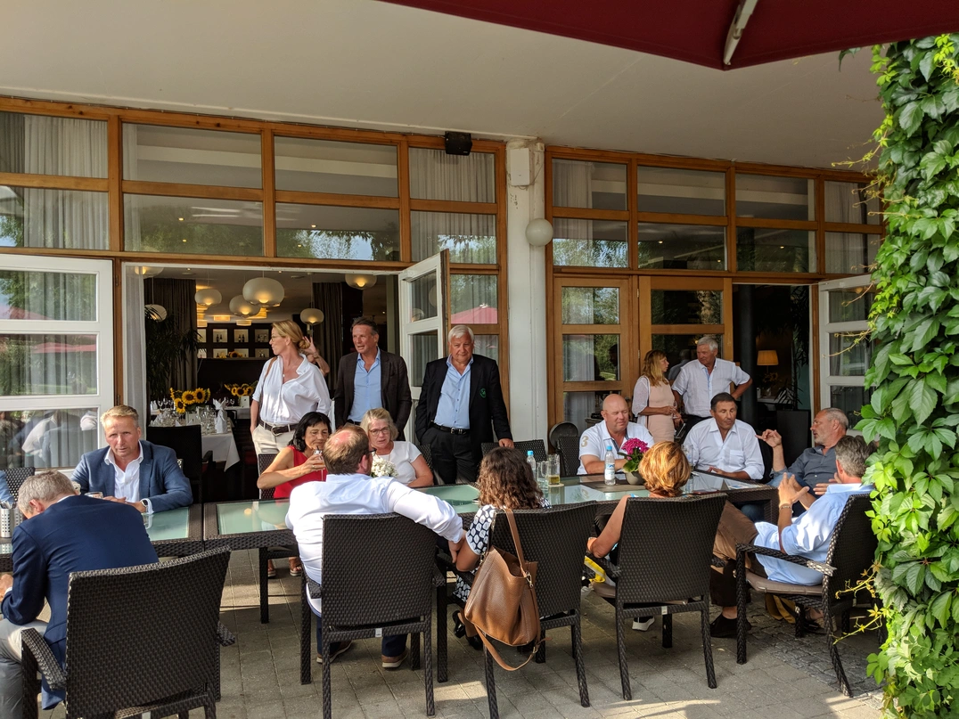 Auf der Terrasse wurde das Hole-in-one-Freibier-Fass von Anne Mohs gern angenommen.