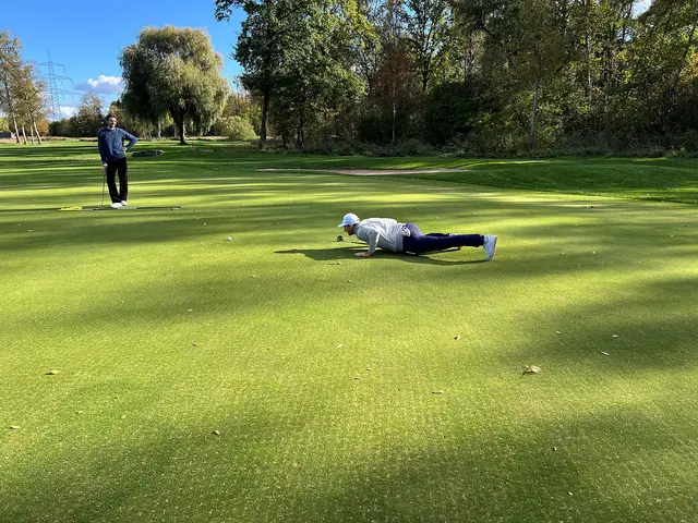 Voller Einsatz: David Heinzinger schaut ganz genau, wie der Putt ins Loch gehen soll. Lukas Reitz vom Callaway Pro Shop schaut zu.