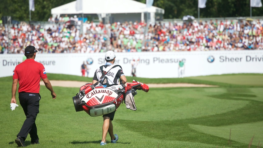 Professioneller Golfspieler mit Caddy während BMW International Open