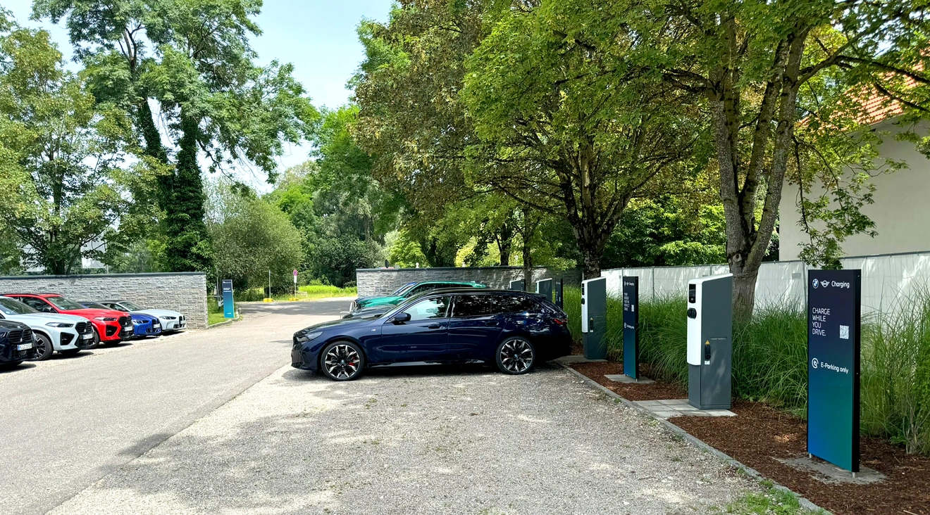 Ladestationen am Parkplatz