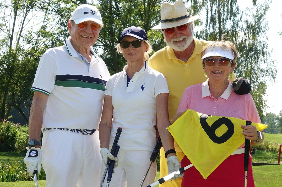 Ehepaare Agnes und Werner Rygol, links, und Murkel und Werner Elsässer; Agnes Rygol gewann zudem den Nearest-to-the-Pin-Preis der Damen.