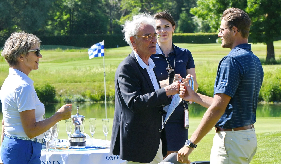 BGV-Präsident Arno Malte Uhlig überreichte Florian Moosmeier die Silber-Medaille. Foto: Frank Föhlinger