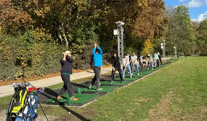 Teilnehmer des Seminars auf der Driving Range