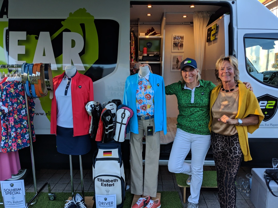 Lisl Esterl hatte ihren Golfmode-Truck aufgebaut und fand kauffreudige Kundinnen, hier Johanna Holdenrieder, rechts.