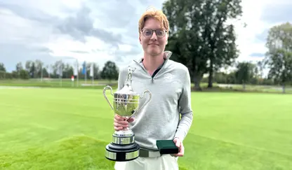 Portrait Valentin Stienen mit Pokal
