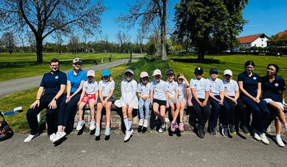 Alle teilnehmenden Kids sitzen in einer Reihe