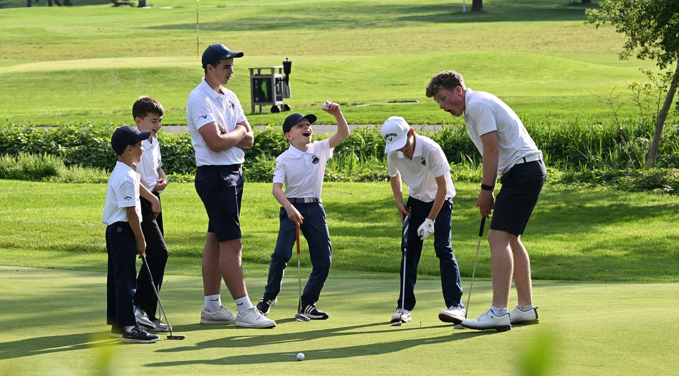 Jugendliche Golfspieler