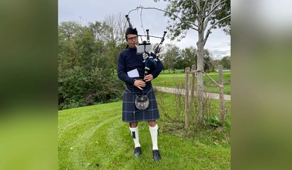 Logo Eichenrieds Geschäftsführer Wolfgang Michel sorgte im Kilt und mit Dudelsack-Musik für ein stilechtes „Scottish Final“.