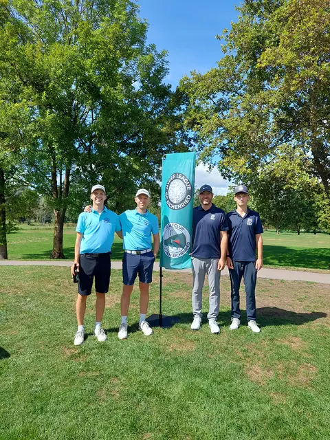 Gewinner-Flight: Dominic Rapp, rechts, ergatterte den Garmin-Preis via Los, Mark Fischer wurde Dritter bei der MVP-Wertung; an seiner Seite Jannik Heinze, im dunkelblauen D. O. G.-Polo Luan Roth.