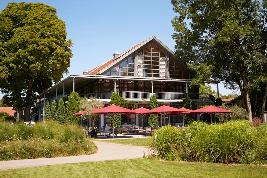 Terrasse mit roten Sonnenschirmen
