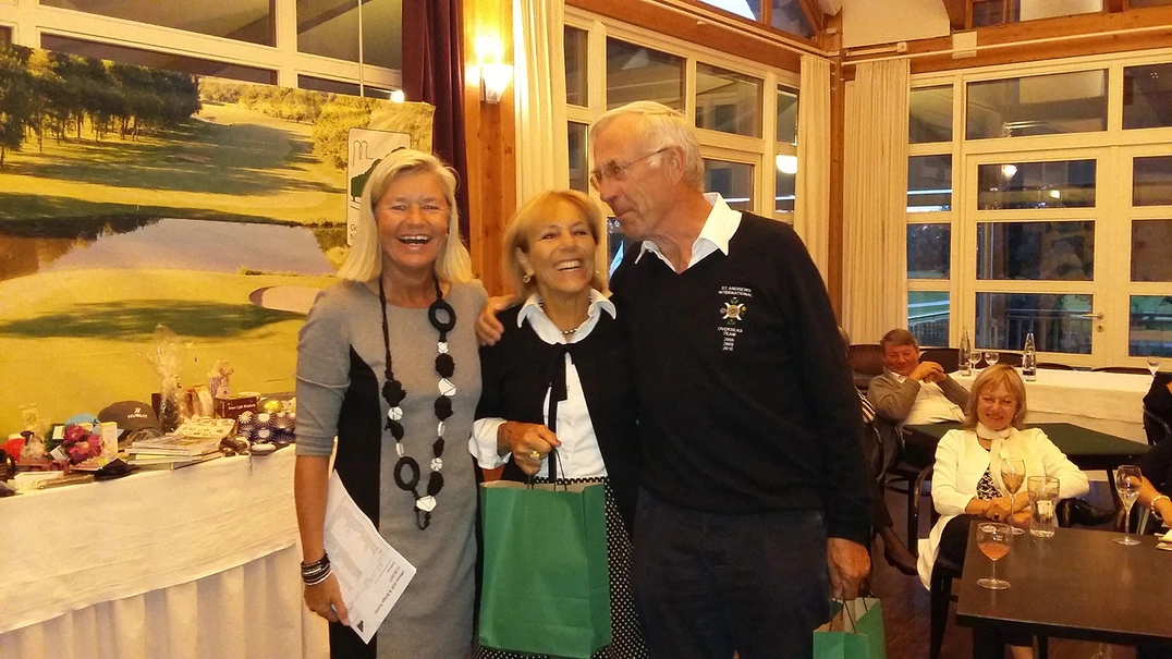 Sieger des Tages: Tamara Zeh und Thies Eggers siegten in der Golf & Bridge-Kombi-Wertung und waren das beste Golfpaar; links Turnier-Organisatorin Heidi Rauch.