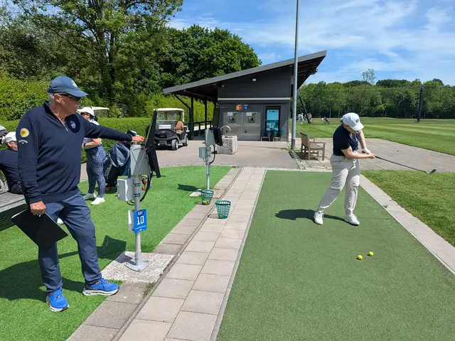Marshal Kurt Bayer, links, schaut auf der Top Tracer Range nach den Ergebnissen des Nearest-to-the-Pin-Wettbewerbs.