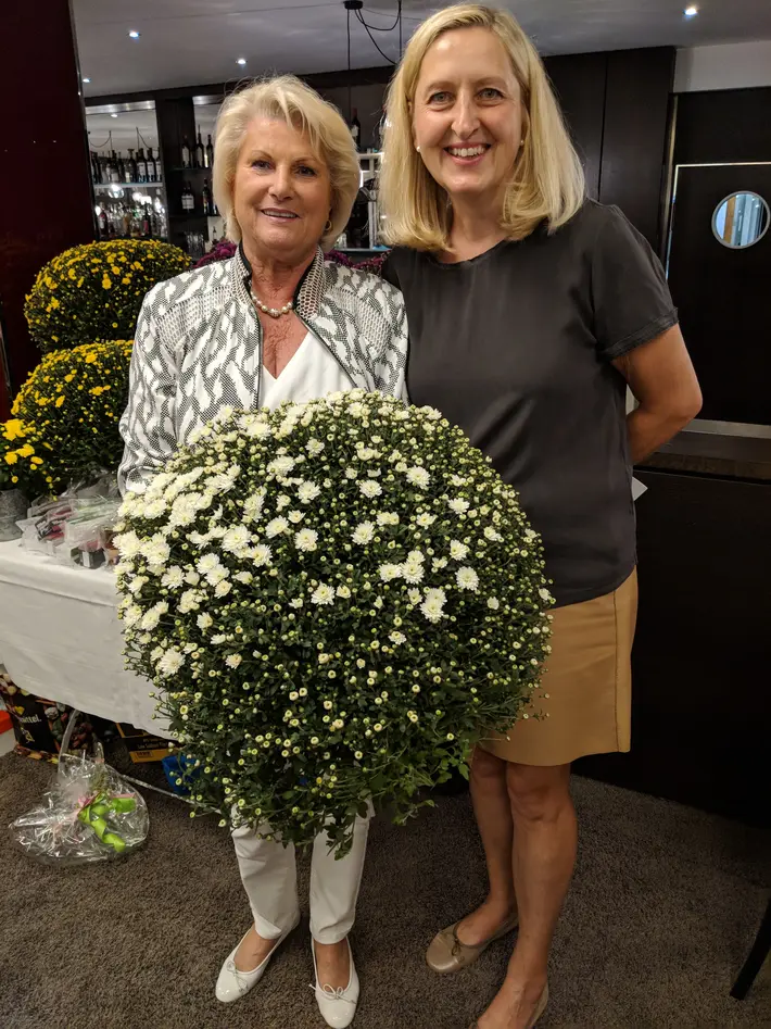 Beuerbergs Ladies Captain Heide Bogner, links, bekam von Eichenrieds Ladies Captain Karin Hoyler einen Extra-Blumentopf.
