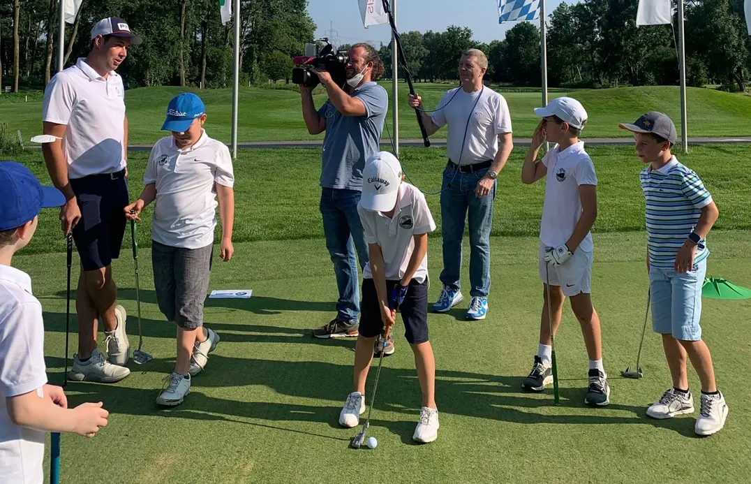 Die Jungen trainiert Philip Ball.