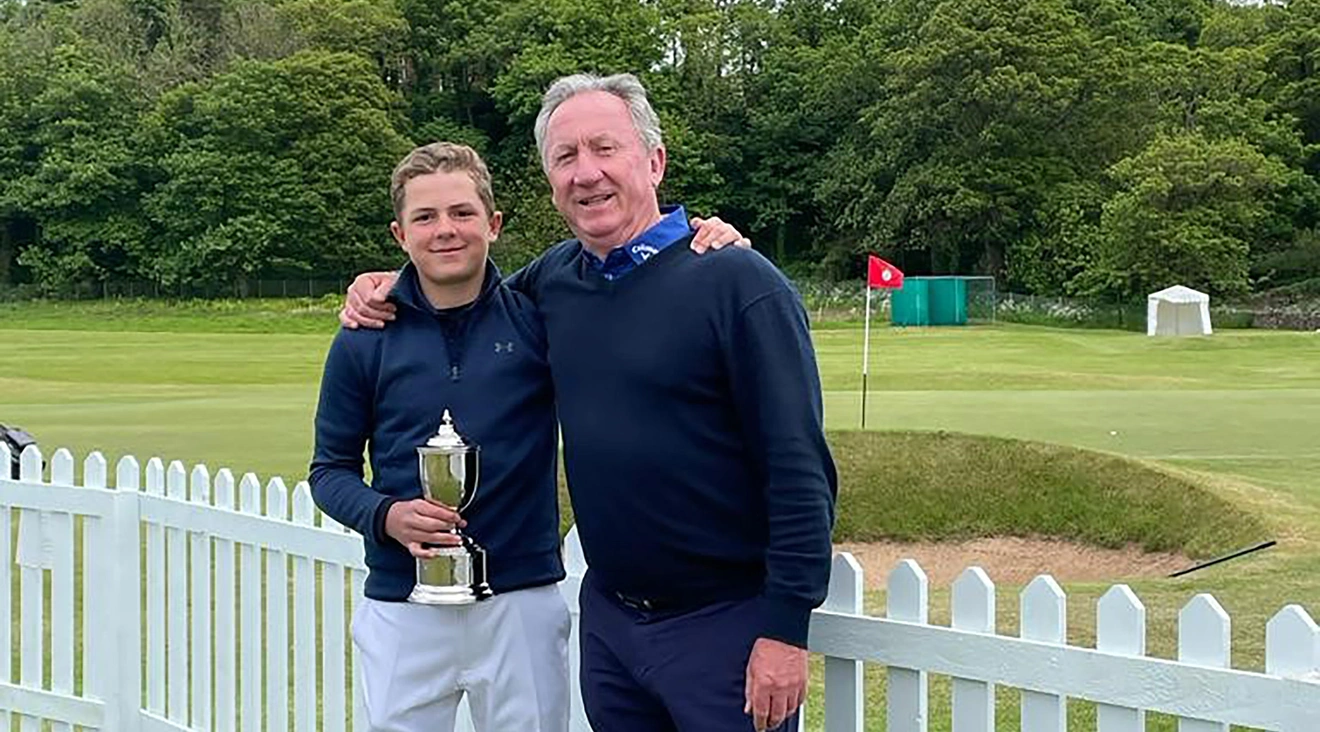 Stolzer Spieler mit stolzem Caddy: Henry Liebwein, mit dem Pokal für den 2. Platz, und Coach Ken Williams.