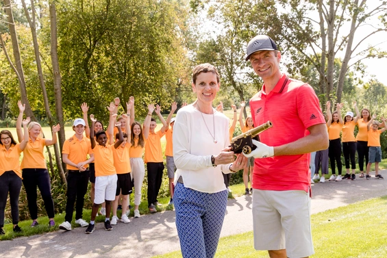 Martina Münch-Nicolaidis und Thomas Müller geben den Startschuss für das YoungWings Benefiz-Golfturnier.