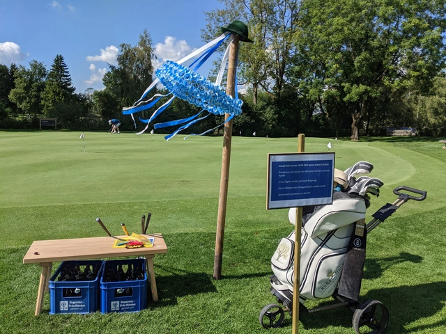Weiß-blaue Begrüßung auf dem Putting Grün.