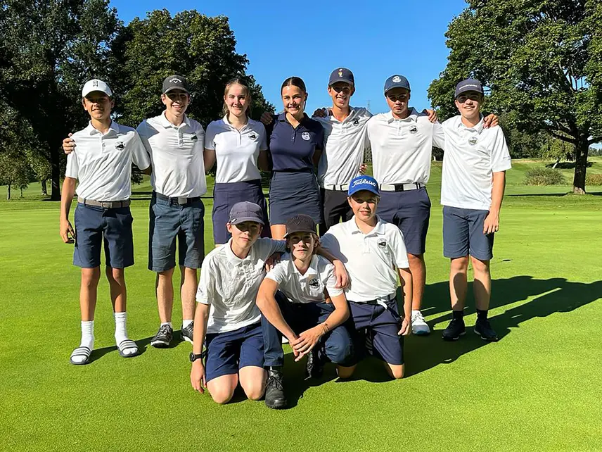 Gesamtteam mit Ersatzspielerin/Caddie Elena Fricke und Emily Janssen